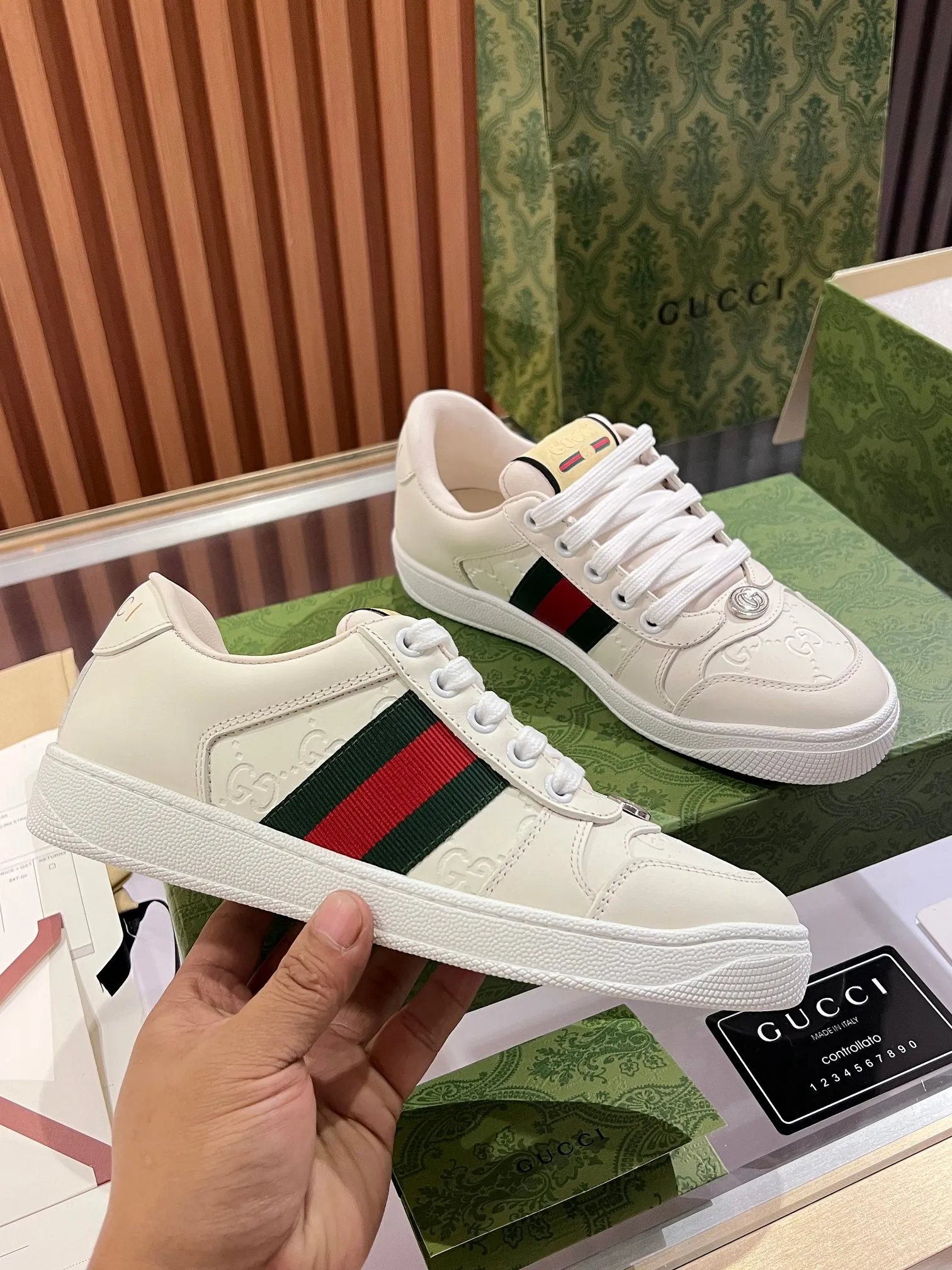 👟👟Ex-factory price 540👟👟 ⚡️Gucci Dirty Shoes Top factory quality, impeccable at the counter, the comfort is incredible. Retro distressed elements, washed retro logo on the tongue, metal double LOGO, 99% recognizable, full of Gucci elements; terry cloth lining, cowhide foot pads and 3mm latex are much more comfortable than real leather shoes. Environmentally friendly TPU wear-resistant outsole, soft and elastic. The inside of the tongue is made of imported elastic bands, which have great tension and won't strangle your feet. I don't develop the shoes without the original version. Only by getting the original version can the shoes be accurate and beat the market version instantly. Every stitch and every stitch is very tight and full. The debugging process is the most painstaking and requires no less than a hundred modifications before it is adjusted to the perfect state so that it can be worn comfortably by all foot types! Size 35-40 women’s model)
